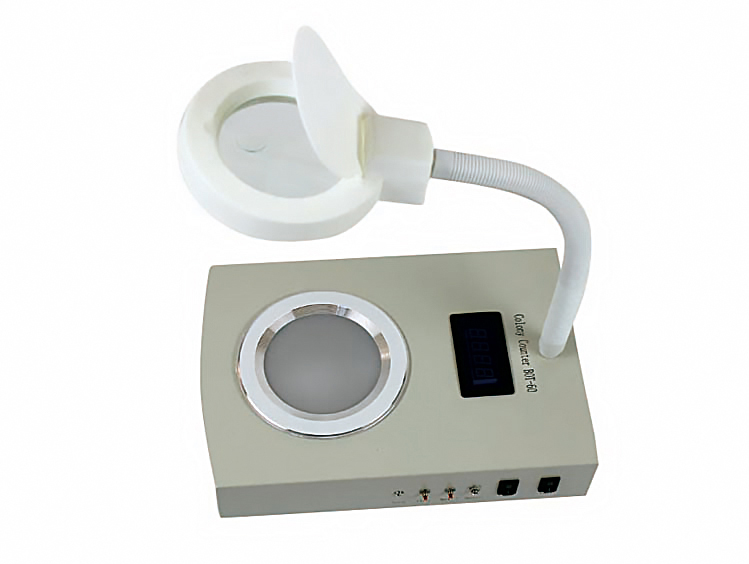 我公司生產(chǎn)的菌落計(jì)數(shù)器是一種數(shù)字顯示式自動(dòng)細(xì)菌檢驗(yàn)儀器。由計(jì)數(shù)器、探筆、計(jì)數(shù)池等部分組成，計(jì)數(shù)器采用CMOS集成電路精心設(shè)計(jì)，LED數(shù)碼管顯示，字高13mm，清晰明亮，配合探筆，計(jì)數(shù)靈敏準(zhǔn)確。菌落對(duì)比清楚。便于觀察。